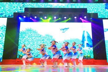 Luannan County - 27 Ocak 2019: Sahne, Luannan County, Hebei Eyaleti, Çin 'de çocuk dans gösterisi