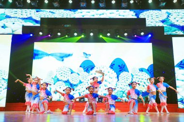 Luannan County - 27 Ocak 2019: Sahne, Luannan County, Hebei Eyaleti, Çin 'de çocuk dans gösterisi