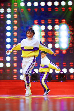 Luannan İlçesi - 27 Ocak 2019: Hebei Eyaleti, Çene Bölgesi, Luannan İlçesi 'nde çocuklar str-dans gösterisi