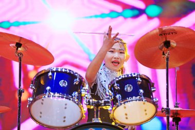 Luannan County - 27 Ocak 2019: Kızlar Çin 'in Hebei Eyaleti Luannan County' de sahnede davul çalıyorlar