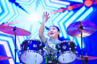 Luannan County - 27 Ocak 2019: Kızlar Çin 'in Hebei Eyaleti Luannan County' de sahnede davul çalıyorlar