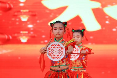 Luannan County - 29 Ocak 2019: Sahnede Çocuk Dansı Performansı, Luannan County, Hebei Eyaleti, Çin