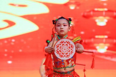 Luannan County - 29 Ocak 2019: Sahnede Çocuk Dansı Performansı, Luannan County, Hebei Eyaleti, Çin
