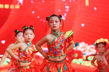 Luannan County - 29 Ocak 2019: Sahnede Çocuk Dansı Performansı, Luannan County, Hebei Eyaleti, Çin