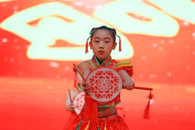 Luannan County - 29 Ocak 2019: Sahnede Çocuk Dansı Performansı, Luannan County, Hebei Eyaleti, Çin