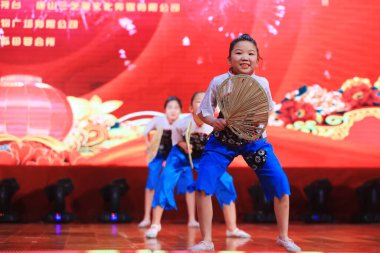 Luannan County - 29 Ocak 2019: Sahnede Çocuk Dansı Performansı, Luannan County, Hebei Eyaleti, Çin