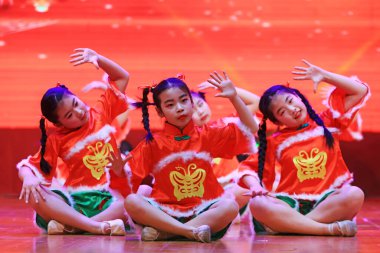 Luannan County - 29 Ocak 2019: Sahnede Çocuk Dansı Performansı, Luannan County, Hebei Eyaleti, Çin