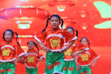 Luannan County - 29 Ocak 2019: Sahnede Çocuk Dansı Performansı, Luannan County, Hebei Eyaleti, Çin