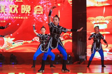Luannan County - 29 Ocak 2019: Sahnede Çocuk Dansı Performansı, Luannan County, Hebei Eyaleti, Çin