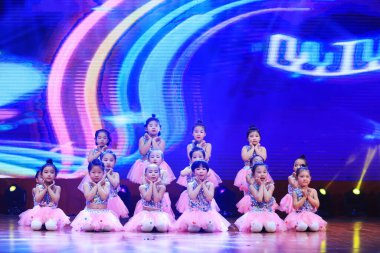 Luannan County - 29 Ocak 2019: Sahnede Çocuk Dansı Performansı, Luannan County, Hebei Eyaleti, Çin