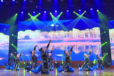 Luannan County - 29 Ocak 2019: Sahnede Çocuk Dansı Performansı, Luannan County, Hebei Eyaleti, Çin