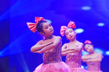 Luannan County - 29 Ocak 2019: Sahnede Çocuk Dansı Performansı, Luannan County, Hebei Eyaleti, Çin