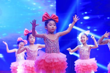 Luannan County - 29 Ocak 2019: Sahnede Çocuk Dansı Performansı, Luannan County, Hebei Eyaleti, Çin