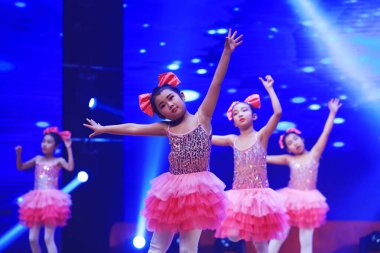 Luannan County - 29 Ocak 2019: Sahnede Çocuk Dansı Performansı, Luannan County, Hebei Eyaleti, Çin