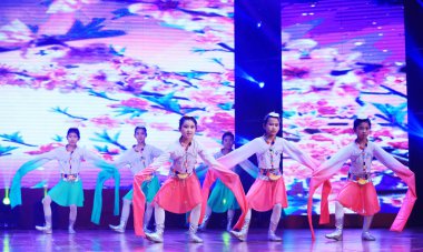 Luannan County - 29 Ocak 2019: Sahnede Çocuk Dansı Performansı, Luannan County, Hebei Eyaleti, Çin
