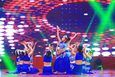 Luannan County - 29 Ocak 2019: Sahnede Çocuk Dansı Performansı, Luannan County, Hebei Eyaleti, Çin