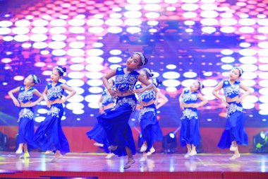 Luannan County - 29 Ocak 2019: Sahnede Çocuk Dansı Performansı, Luannan County, Hebei Eyaleti, Çin