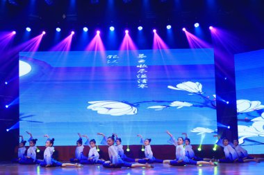 Luannan County - 29 Ocak 2019: Sahnede Çocuk Dansı Performansı, Luannan County, Hebei Eyaleti, Çin