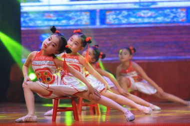 Luannan County - 29 Ocak 2019: Sahnede Çocuk Dansı Performansı, Luannan County, Hebei Eyaleti, Çin