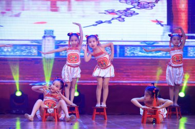 Luannan County - 29 Ocak 2019: Sahnede Çocuk Dansı Performansı, Luannan County, Hebei Eyaleti, Çin