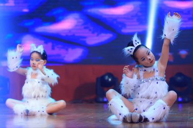 Luannan County - 29 Ocak 2019: Sahnede Çocuk Dansı Performansı, Luannan County, Hebei Eyaleti, Çin