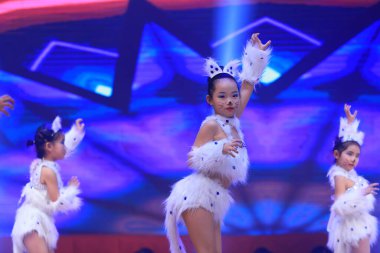 Luannan County - 29 Ocak 2019: Sahnede Çocuk Dansı Performansı, Luannan County, Hebei Eyaleti, Çin