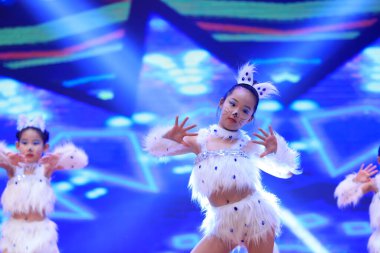 Luannan County - 29 Ocak 2019: Sahnede Çocuk Dansı Performansı, Luannan County, Hebei Eyaleti, Çin