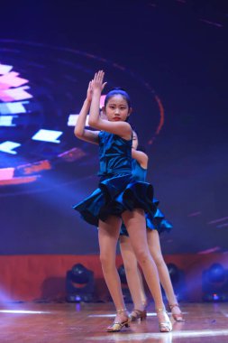Luannan County - 29 Ocak 2019: Sahnede Çocuk Dansı Performansı, Luannan County, Hebei Eyaleti, Çin
