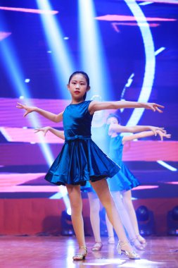 Luannan County - 29 Ocak 2019: Sahnede Çocuk Dansı Performansı, Luannan County, Hebei Eyaleti, Çin