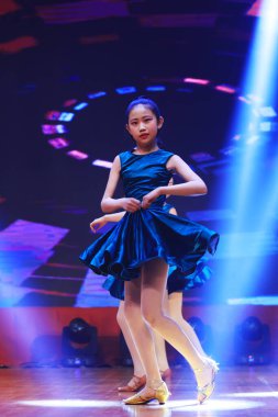 Luannan County - 29 Ocak 2019: Sahnede Çocuk Dansı Performansı, Luannan County, Hebei Eyaleti, Çin