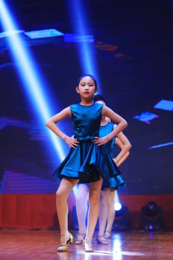 Luannan County - 29 Ocak 2019: Sahnede Çocuk Dansı Performansı, Luannan County, Hebei Eyaleti, Çin