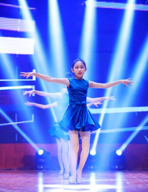 Luannan County - 29 Ocak 2019: Sahnede Çocuk Dansı Performansı, Luannan County, Hebei Eyaleti, Çin
