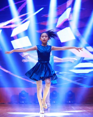 Luannan County - 29 Ocak 2019: Sahnede Çocuk Dansı Performansı, Luannan County, Hebei Eyaleti, Çin