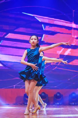 Luannan County - 29 Ocak 2019: Sahnede Çocuk Dansı Performansı, Luannan County, Hebei Eyaleti, Çin