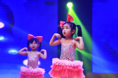 Luannan County - 29 Ocak 2019: Sahnede Çocuk Dansı Performansı, Luannan County, Hebei Eyaleti, Çin