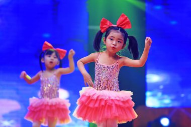 Luannan County - 29 Ocak 2019: Sahnede Çocuk Dansı Performansı, Luannan County, Hebei Eyaleti, Çin