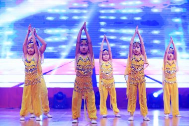 Luannan County - 29 Ocak 2019: Sahnede Çocuk Dansı Performansı, Luannan County, Hebei Eyaleti, Çin