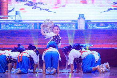 Luannan County - 29 Ocak 2019: Sahnede Çocuk Dansı Performansı, Luannan County, Hebei Eyaleti, Çin