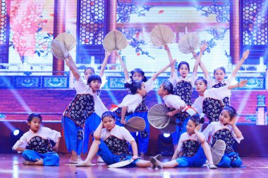 Luannan County - 29 Ocak 2019: Sahnede Çocuk Dansı Performansı, Luannan County, Hebei Eyaleti, Çin