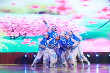 Luannan County - 29 Ocak 2019: Sahnede Çocuk Dansı Performansı, Luannan County, Hebei Eyaleti, Çin