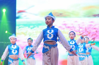 Luannan County - 29 Ocak 2019: Sahnede Çocuk Dansı Performansı, Luannan County, Hebei Eyaleti, Çin