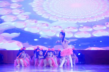 Luannan County - 29 Ocak 2019: Sahnede Çocuk Dansı Performansı, Luannan County, Hebei Eyaleti, Çin