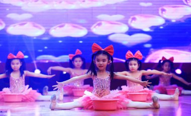 Luannan County - 29 Ocak 2019: Sahnede Çocuk Dansı Performansı, Luannan County, Hebei Eyaleti, Çin