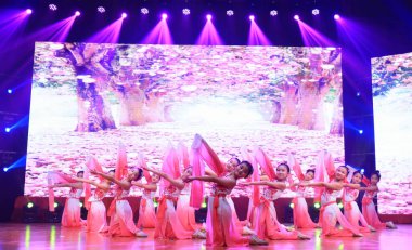 Luannan County - 29 Ocak 2019: Sahnede Çocuk Dansı Performansı, Luannan County, Hebei Eyaleti, Çin