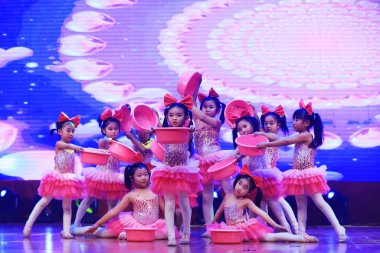 Luannan County - 29 Ocak 2019: Sahnede Çocuk Dansı Performansı, Luannan County, Hebei Eyaleti, Çin
