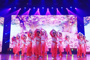 Luannan County - 29 Ocak 2019: Sahnede Çocuk Dansı Performansı, Luannan County, Hebei Eyaleti, Çin