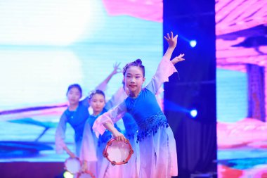 Luannan County - 29 Ocak 2019: Sahnede Çocuk Dansı Performansı, Luannan County, Hebei Eyaleti, Çin