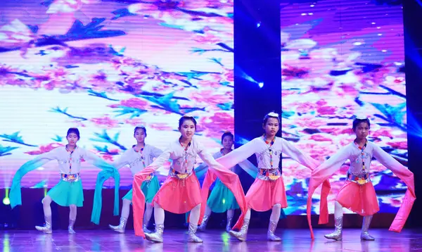 Luannan County - 29 Ocak 2019: Sahnede Çocuk Dansı Performansı, Luannan County, Hebei Eyaleti, Çin