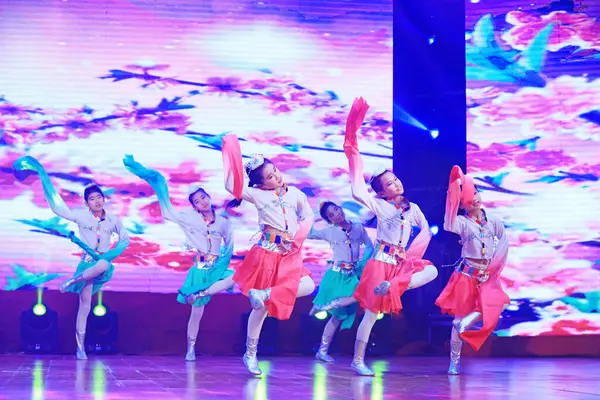 Luannan County - 29 Ocak 2019: Sahnede Çocuk Dansı Performansı, Luannan County, Hebei Eyaleti, Çin