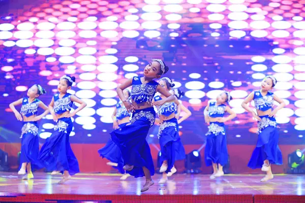 Luannan County - 29 Ocak 2019: Sahnede Çocuk Dansı Performansı, Luannan County, Hebei Eyaleti, Çin